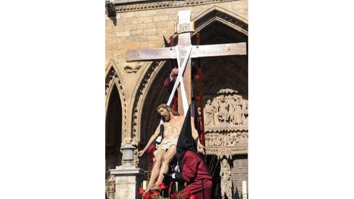 Momento del desenclavo de Jesucristo, que este año tuvo lugar en la plaza de la Catedral.