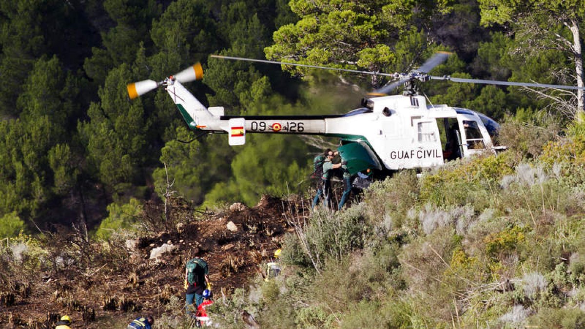 Un helicóptero de la Guardia Civil se prepara para trasladar los cuerpos de los fallecidos.