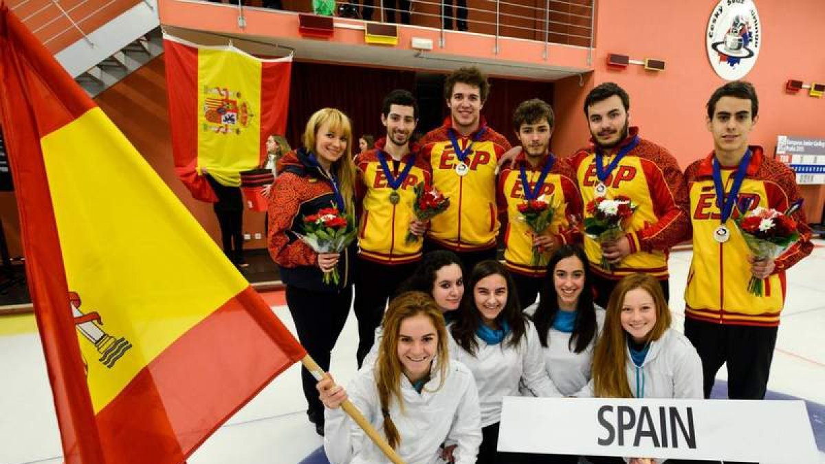 De Paz, cuarto por la izquierda, de pie, junto al resto de compañeros de la selección y con la medalla de plata colgada de su cuello.