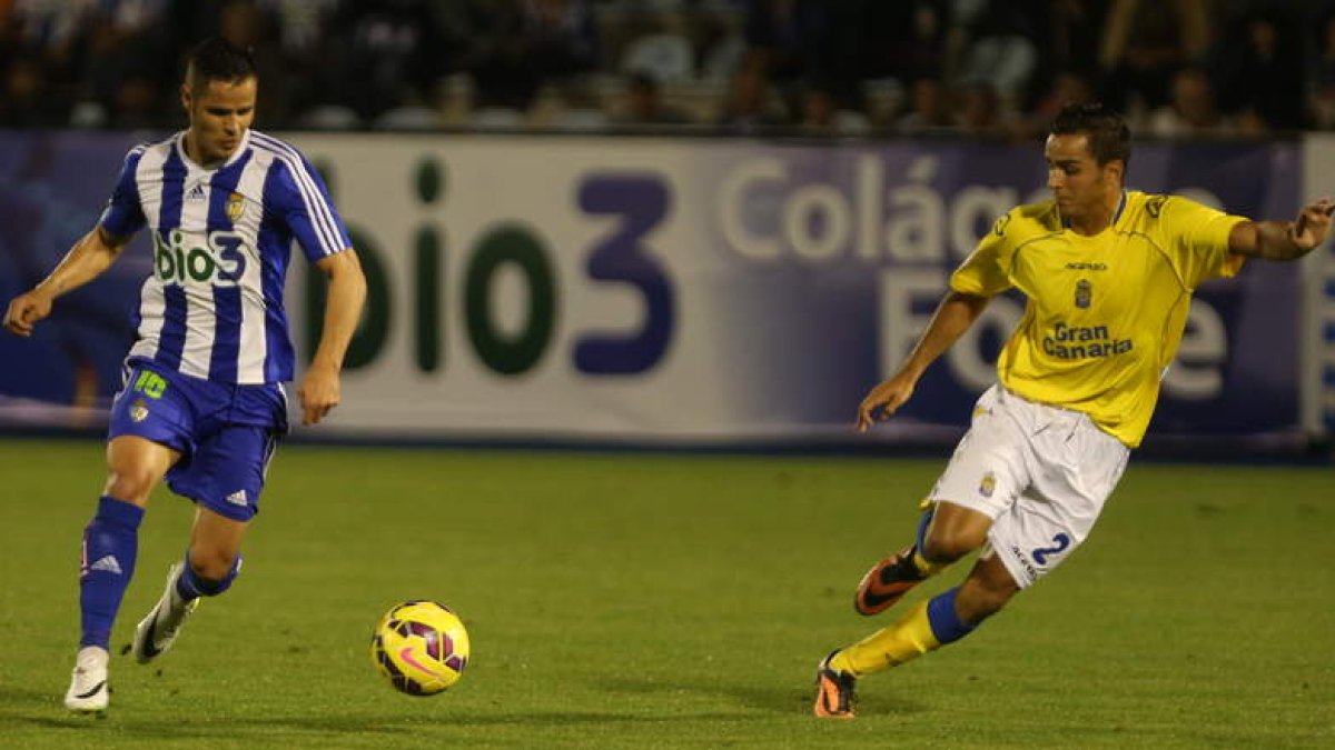 Acorán encara a un jugador de la Unión Deportiva en el choque de la primera vuelta