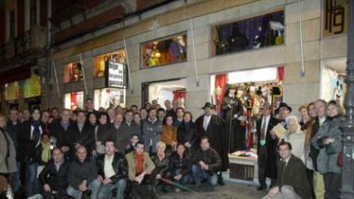 Crece la gran familia que acompaña cada año la inauguración del escaparate de Hijo de Lesmes García.