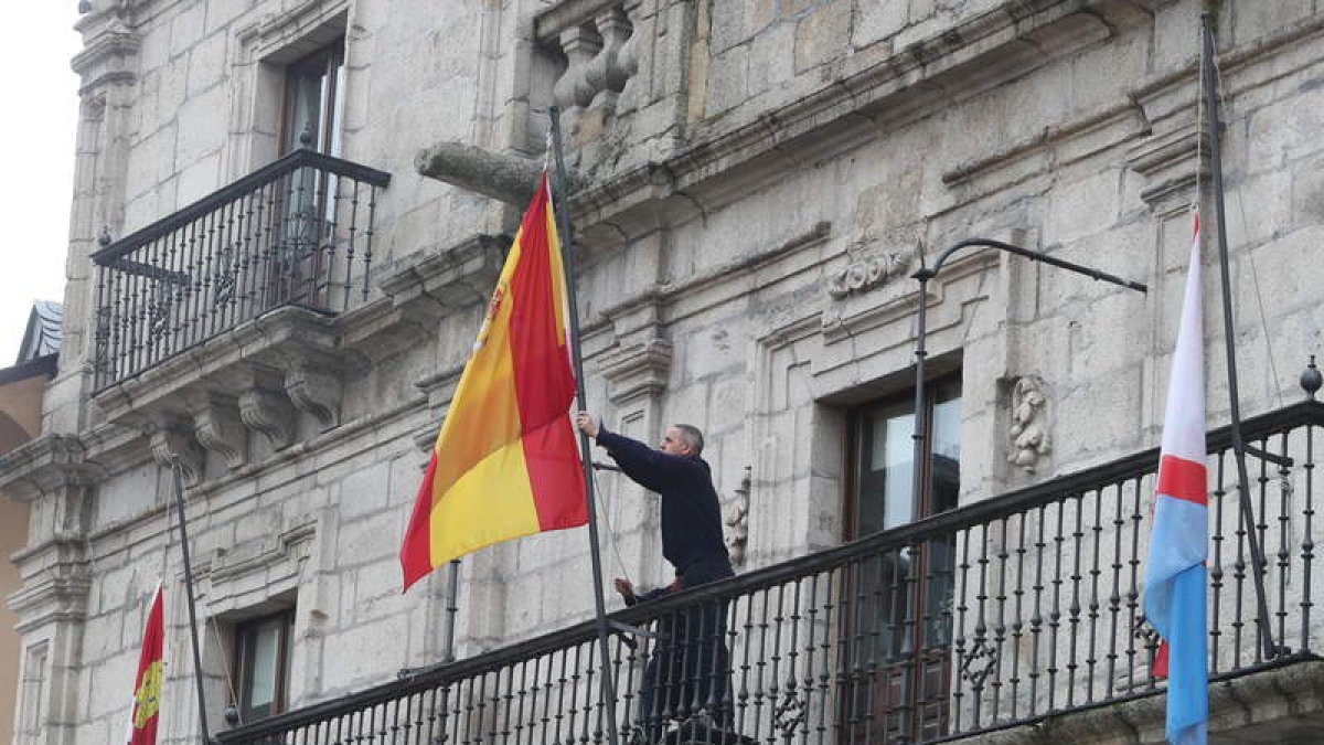 Banderas a media asta en la Casa Consistorial. BARREDO