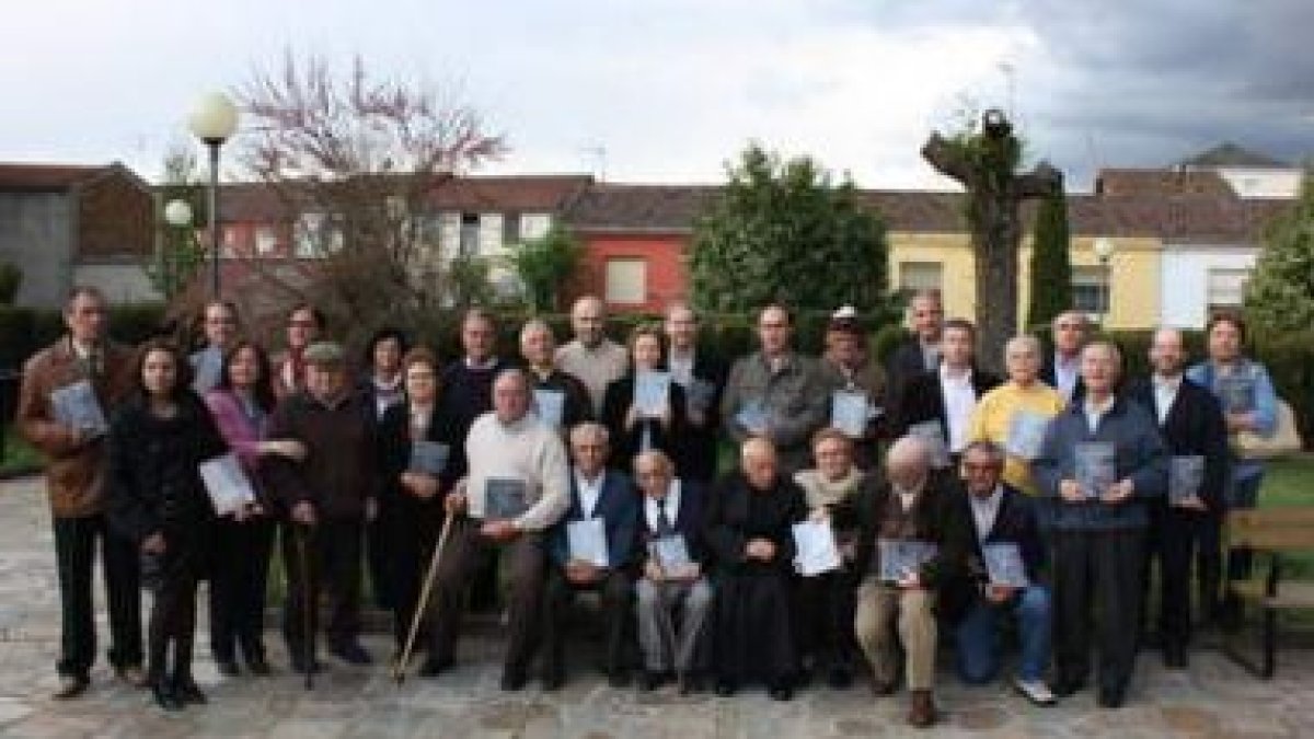 Los autores de «Castrocontrigo en la memoria», tras la presentación de la obra.
