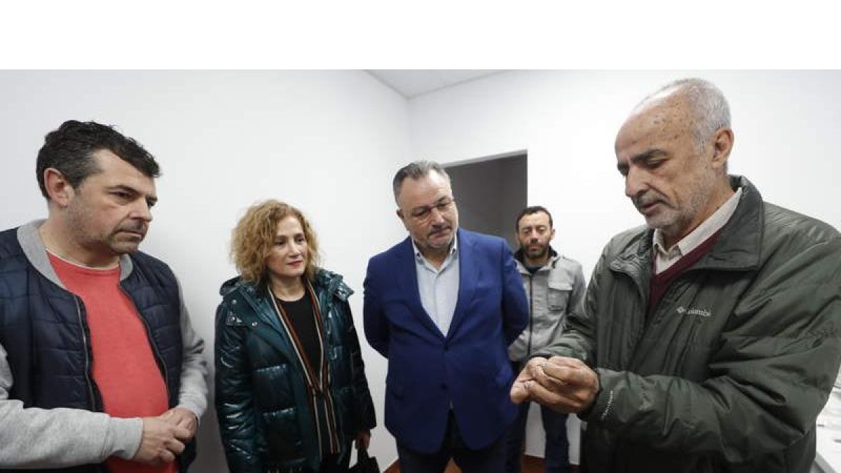 Javier Morán (cooperativa), Silvia Franco (Junta), Eduardo Morán (alcalde y presidente de la Diputación) y el experto Enrique Estrada. L. DE LA MATA