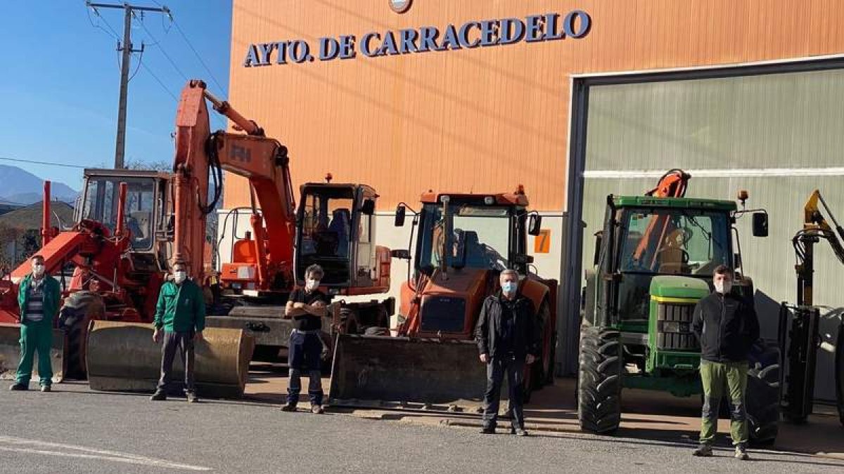 El alcalde Raúl Valcarce, con la maquinaria para uso municipal en la instalaciones de Carracedelo. DL