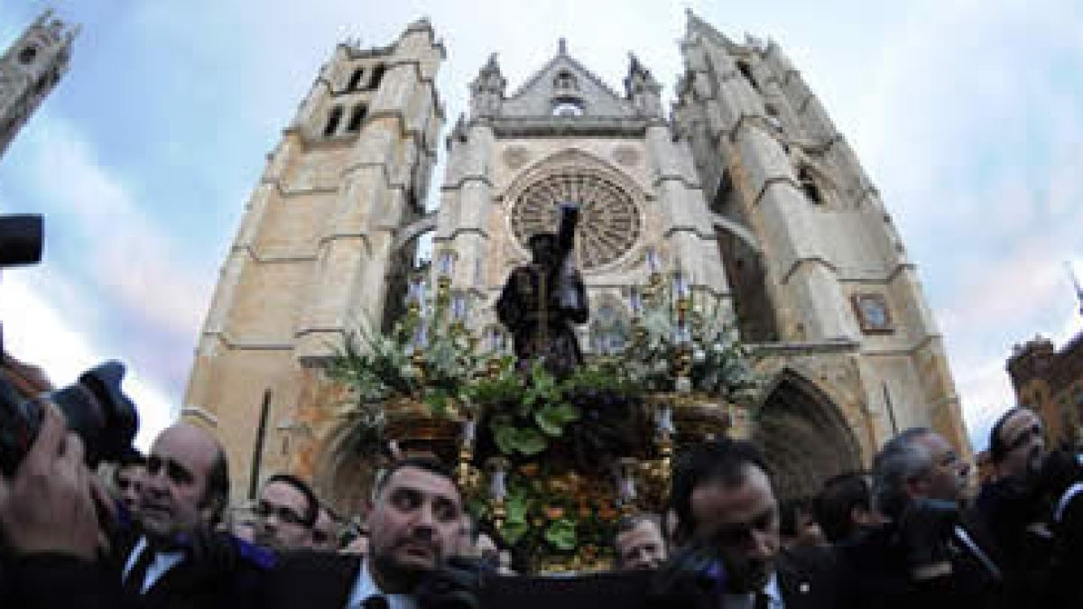 Los titulares pujaron el paso desde Santa Nonia hasta la Catedral.