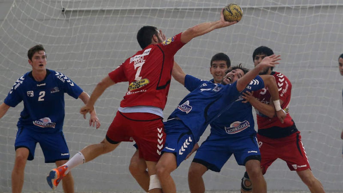El equipo leonés mantiene su gran pretemporada con un nuevo triunfo ante los gijoneses.