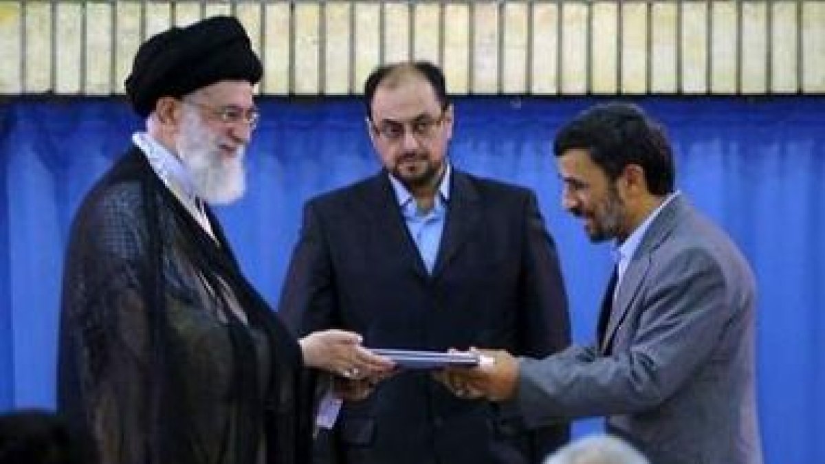 Jamenei entrega la orden firmada que ratifica el segundo mandato de Ahmadineyad.