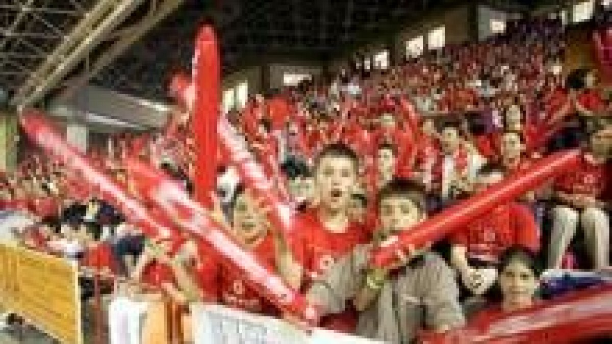 La afición leonesa mostró su madurez apoyando hasta el final a su color