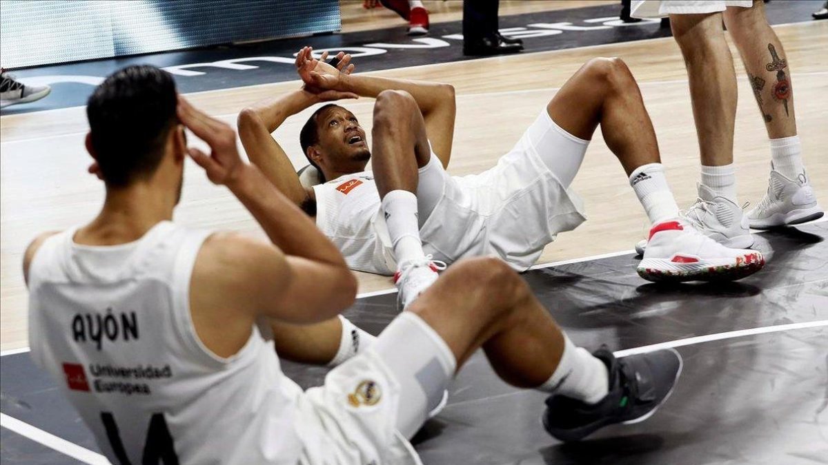 Los jugadores del Madrid, abatidos en el suelo tras la derrota.