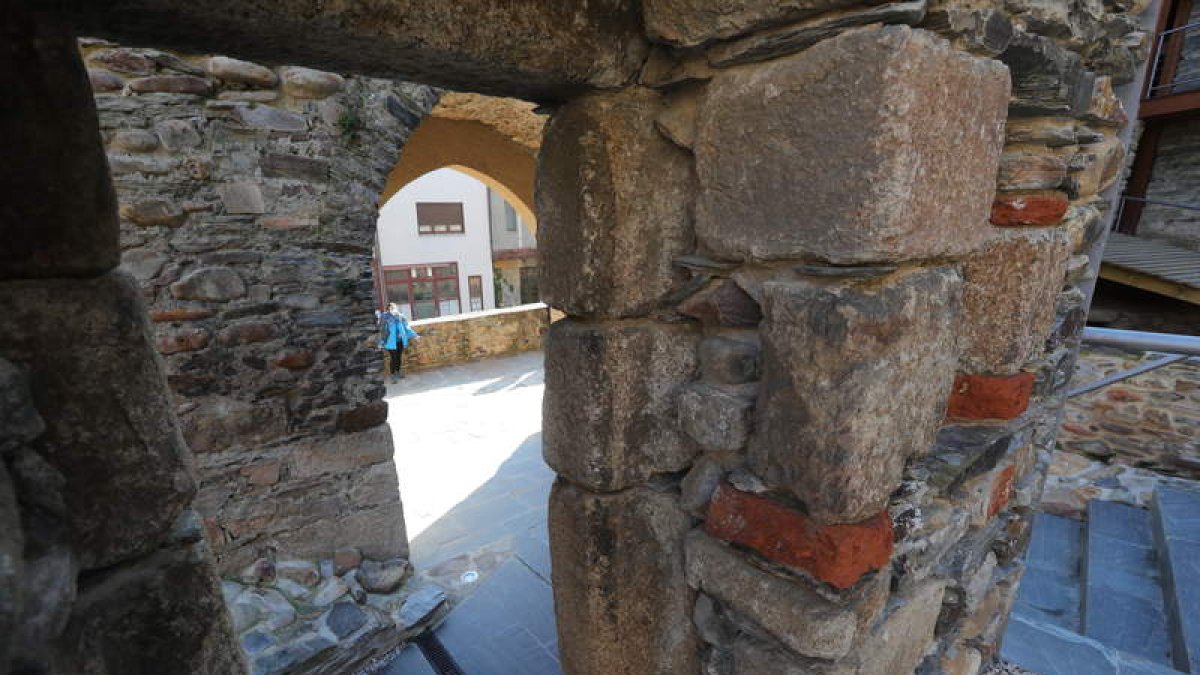 El pasado domingo 27 de febrero tuvo lugar la primera visita guiada organizada por Guías Bierzo al Castillo de los Templarios de Ponferrada. Disponible de miércoles a domingo a las 10.00 horas.