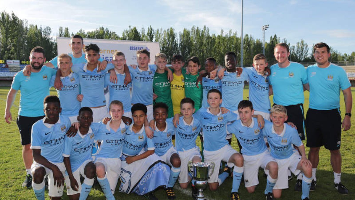 Equipo del Manchester City, campeón del torneo internacional. SECUNDINO PÉREZ