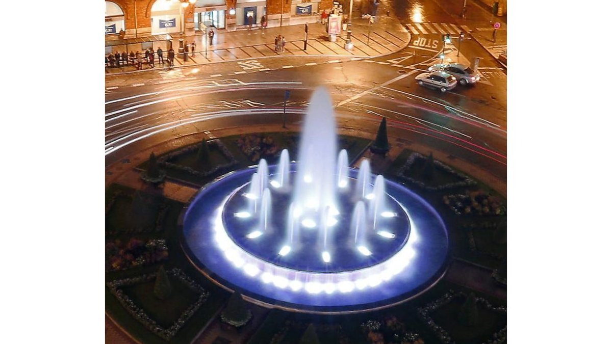 La fuente de Santo Domingo se iluminará mañana de azul.
