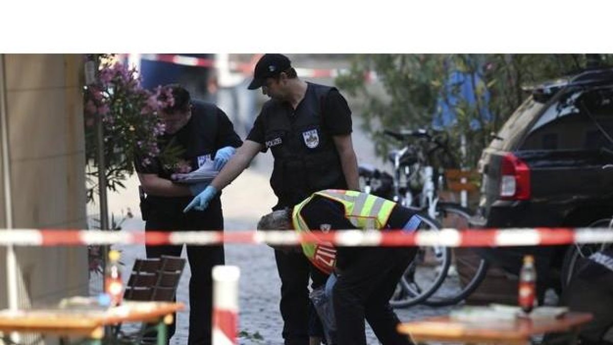 Policías recogen muestras en el lugar del suceso en Ansbach.