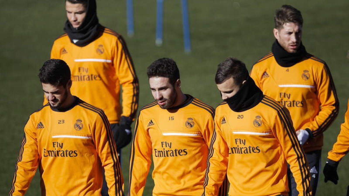 Isco, Carvajal y Jesé, de izquierda a derecha, Cristiano y Ramos, detrás, durante un entrenamiento.