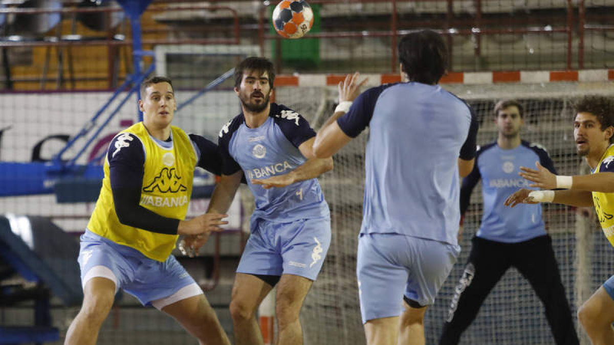 Patrick, junto a Simonet, durante un entrenamiento del Abanca Ademar en el Palacio. JESÚS F. SALVADORES