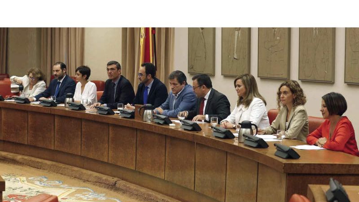 El presidente de la gestora del PSOE, Javier Fernández, se reunió ayer en el Congreso con el grupo parlamentario socialista. PACO CAMPOS