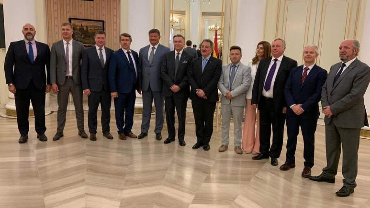 Representantes astorganos y de Kolomna durante el encuentro de ayer en la Embajada Rusa. DL