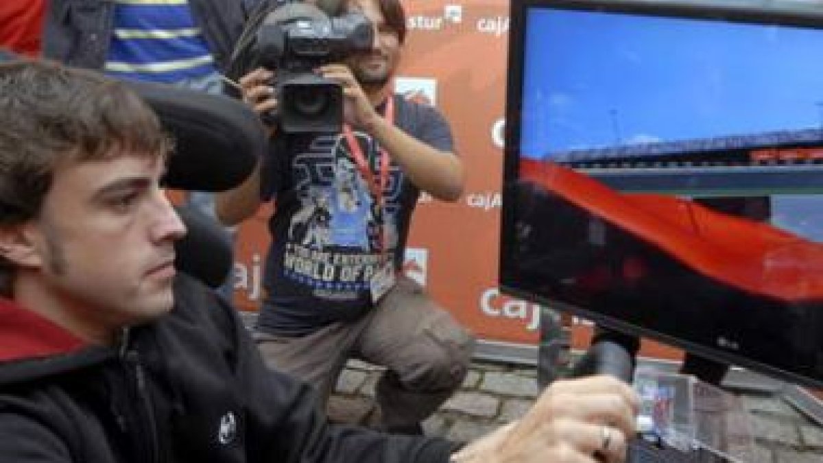Fernando Alonso pilota en un simulador en Gijón.