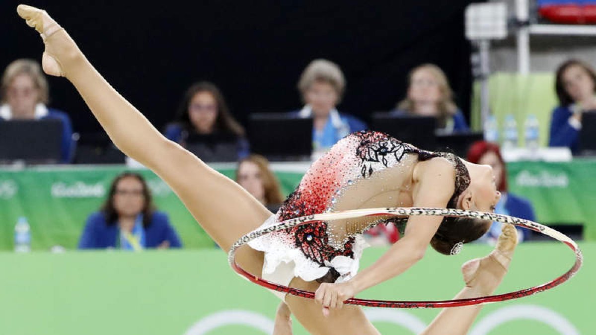 La gimnasta leonesa Carolina Rodríguez realiza su ejercicio de aro, con el que comenzó a dejar claro que su objetivo de entrar en la final sería una realidad. JAVIER ETXEZARRETA