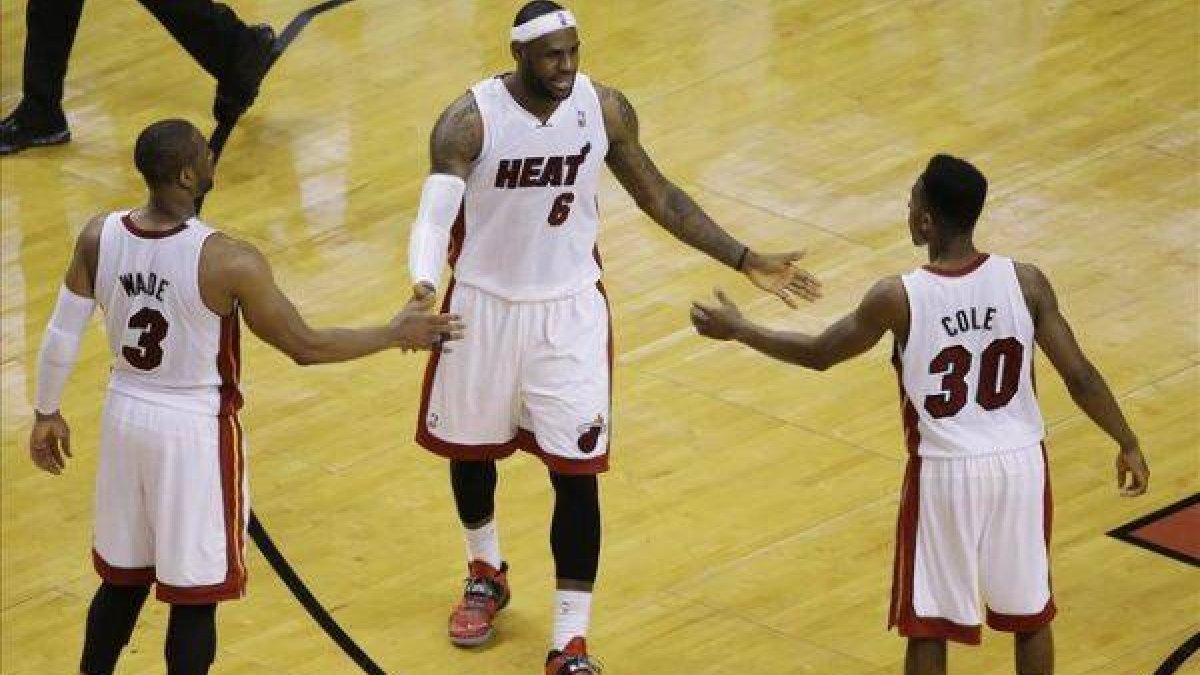 James felicita a Wade (3) y Cole (30) en la victoria de los Heat sobre los Pacers.