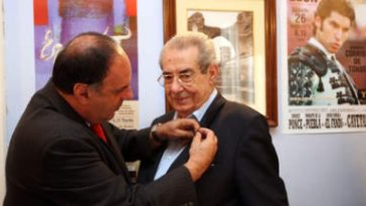 Rafael Álvarez impone a Gustavo Postigo el reconocimiento de la Casa de León, ayer en Madrid.