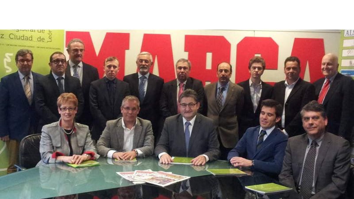 Marcelino Sión, Óscar Barredo, Carlos Moyano, Ruslan Ponomáriov, Santiago Sarmiento, Joaquín S. Torné, Ángel Alonso, David Antón, Juan Carlos Díaz y Leontxo García (de izquierda a derecha de pie). María Jesús Soto, José María López Benito, Óscar Campillo,