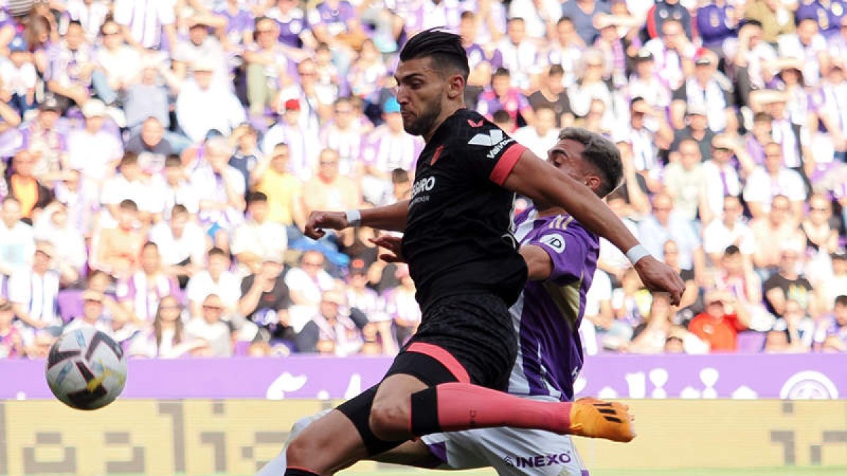 Rafa Mir abrió el marcador para el Sevilla. R. GARCÍA
