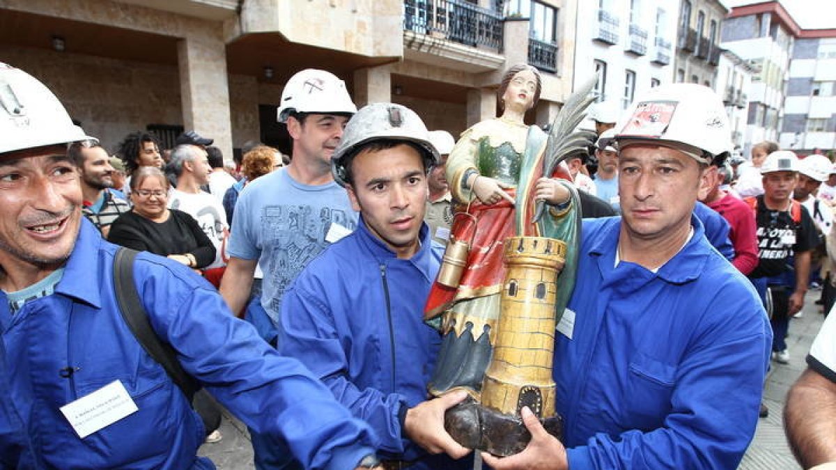 Imagen de un grupo de mineros con la imagen de Santa Bárbara. LUISMA DE LA MATA