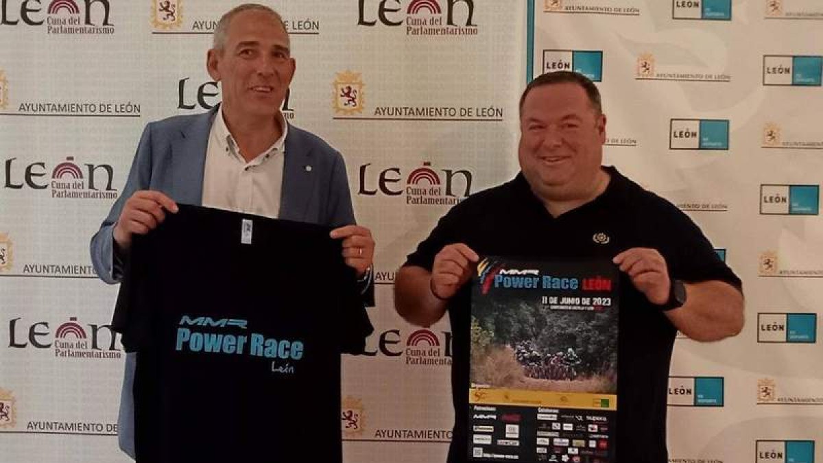 Vicente Canuria junto a Óscar Martínez, ayer en la presentación de la Power Race. J. NOTARIO