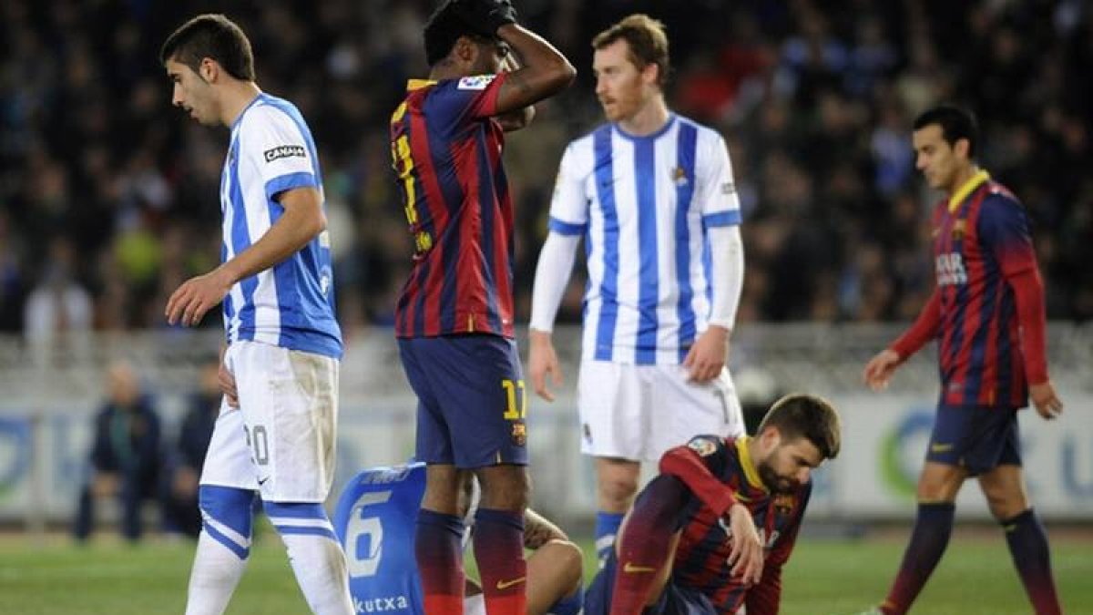 Piqué, en el césped tras un encontronazo con un rival anoche, en Anoeta.