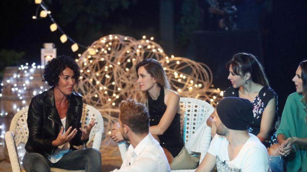 Nina, con algunos de los exconcursantes de 'Operación triunfo', en la tercera entrega de 'OT: el reencuentro' (TVE-1).
