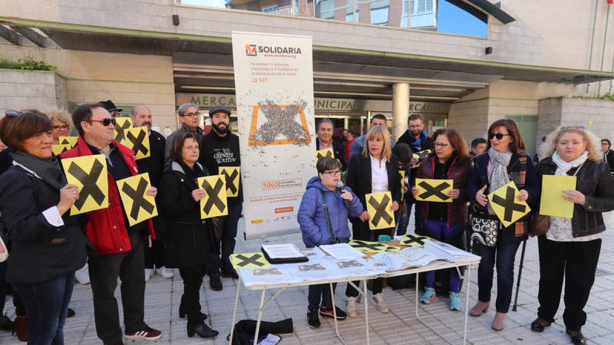 Asistentes al acto en el que se demandó marcar la 'X' solidaria.