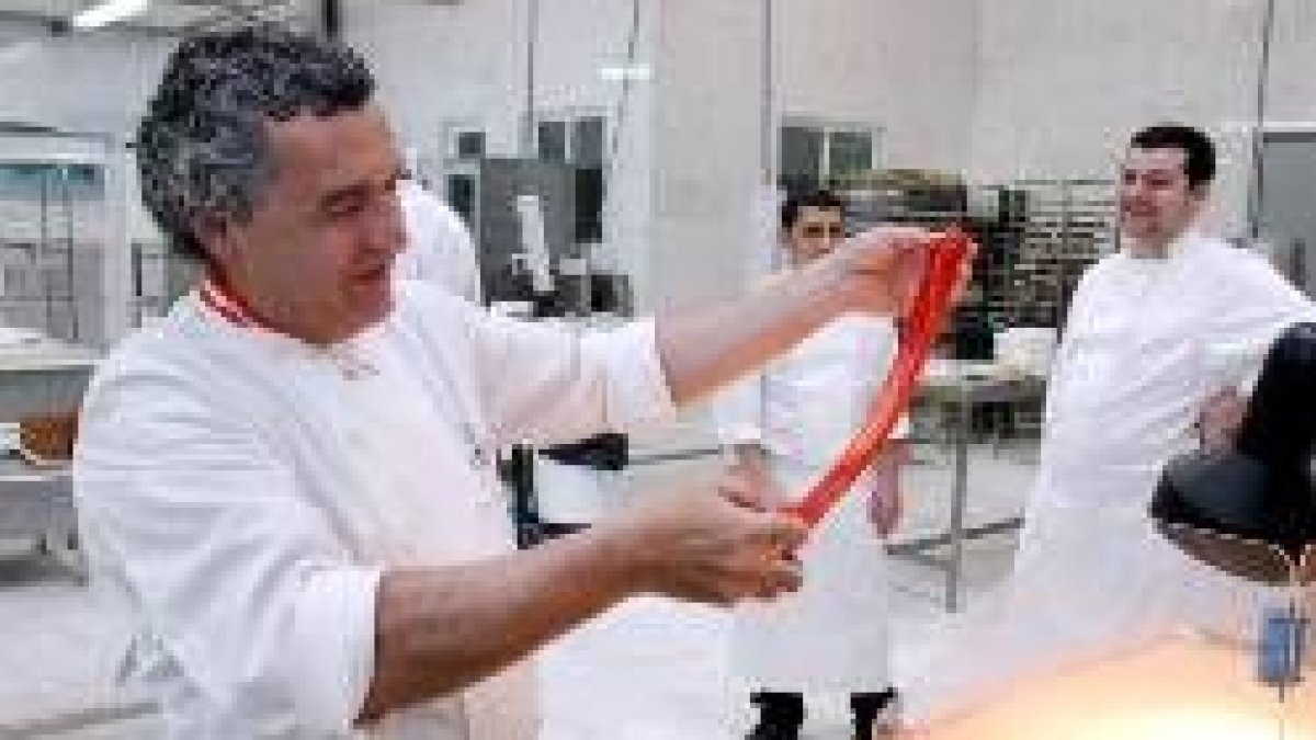 El pastelero Francisco Torreblanca trabaja en su obrador de Elda