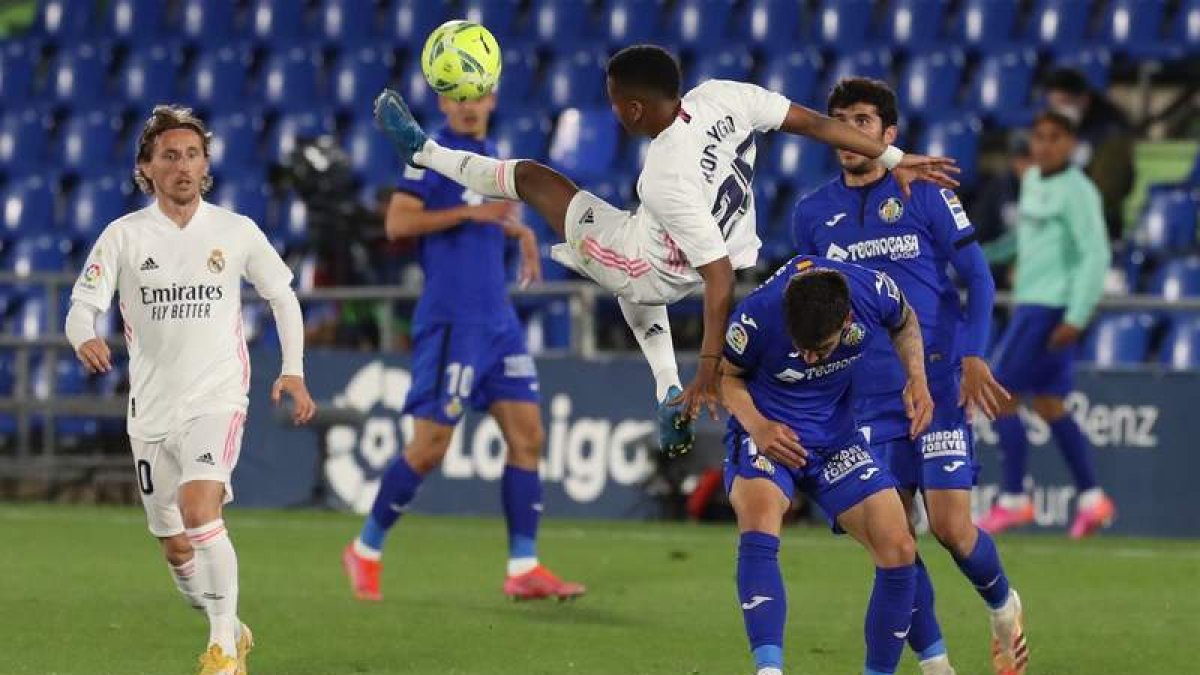 El brasileño del Madrid Rodrygo despeja un balón, en uno de los lances del encuentro ante el Getafe. KIKO HUESCA