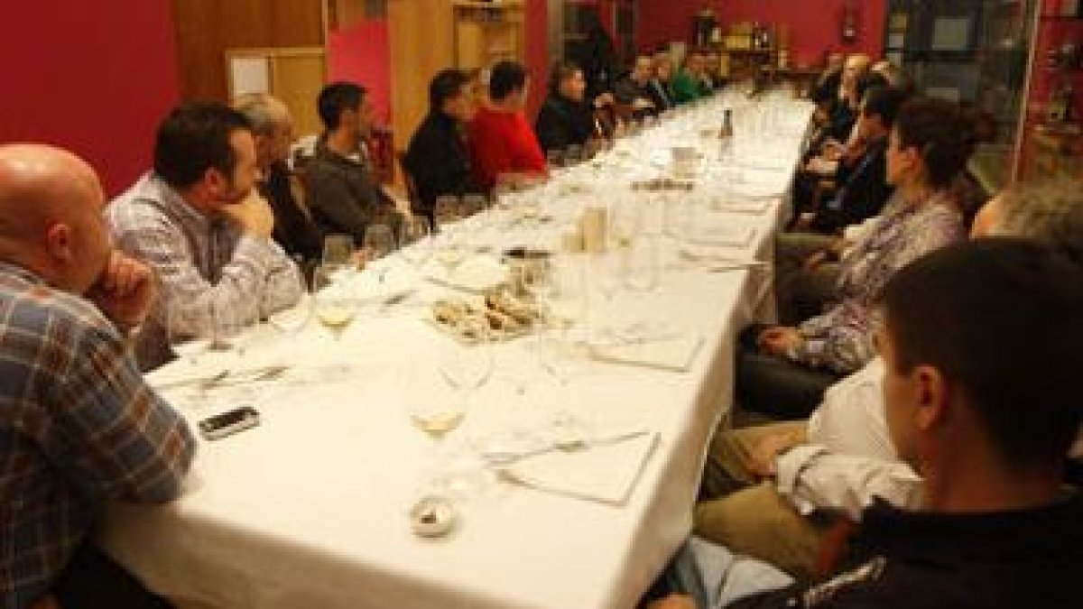 Raúl Pérez Pereira puso criterio al maridaje de ostras con vinos blancos y champagnes.