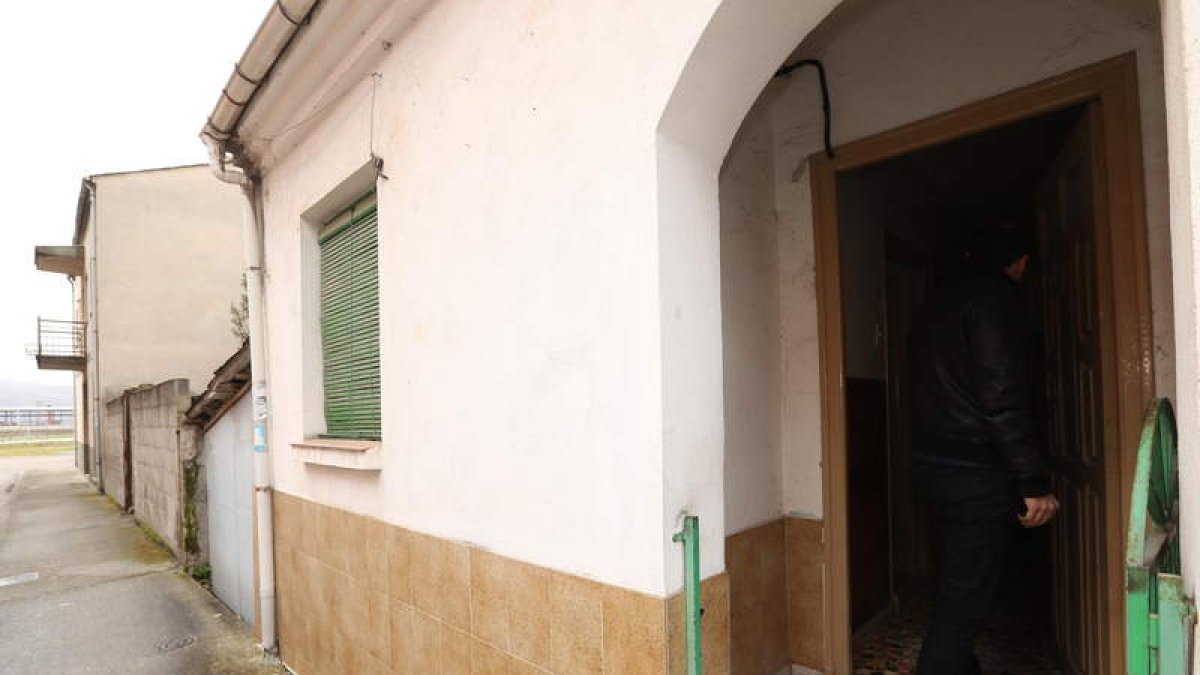 Entrada de la vivienda, en la calle Las Delicias del barrio ponferradino de Cuatrovientos. ANA F. BARREDO