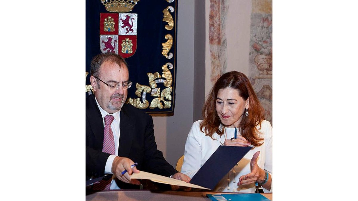 Rey y la presidenta de Unicef Castilla y León, ayer, en la firma.