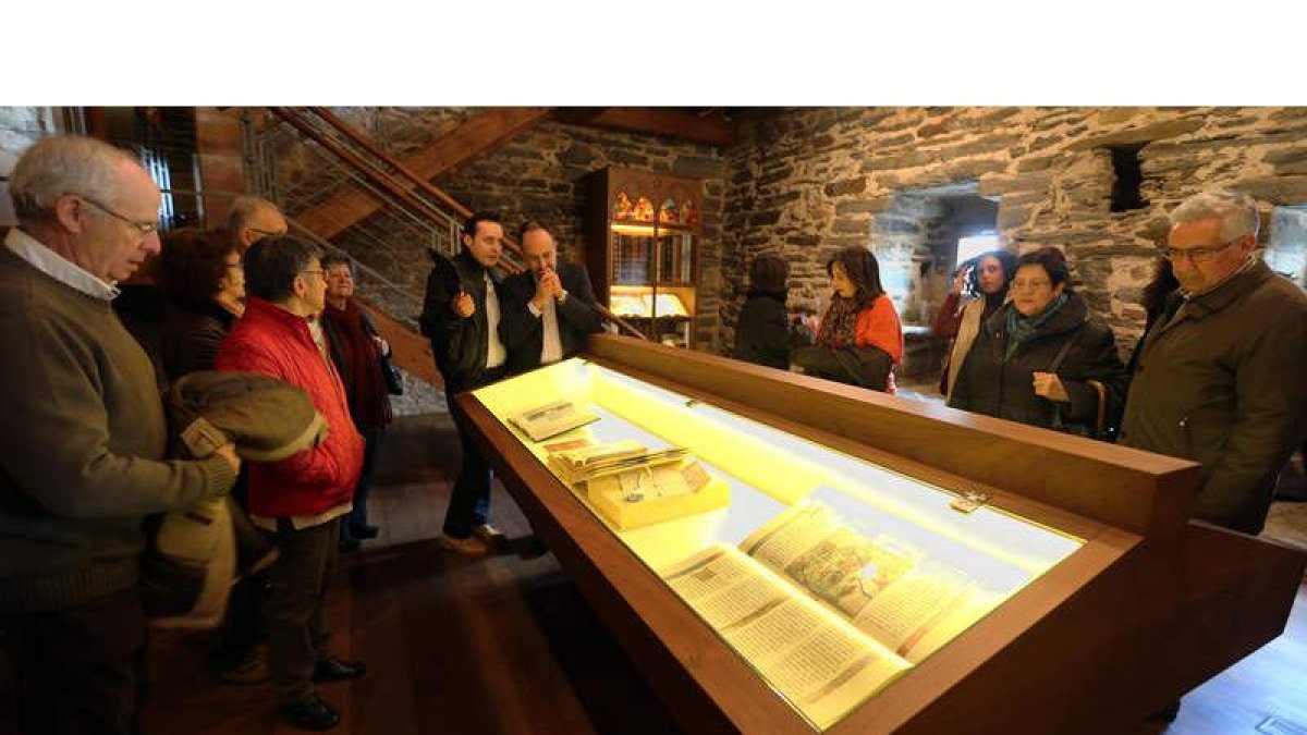 El periodista y escritor Carlos Fidalgo (centro) en la visita.