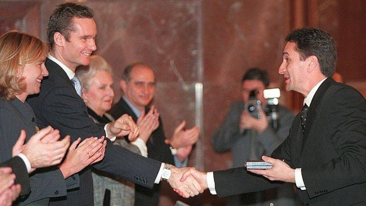 Valero Rivera recoge la medalla del Mérito Deportivo en 2000.