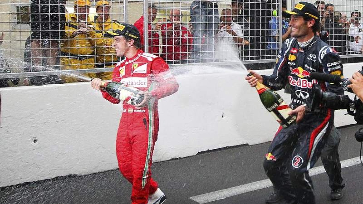 Alonso y Webber se bañan en champán. El español se convierte en líder en solitario del Mundial y Mark suma su primer triunfo en el 2012.
