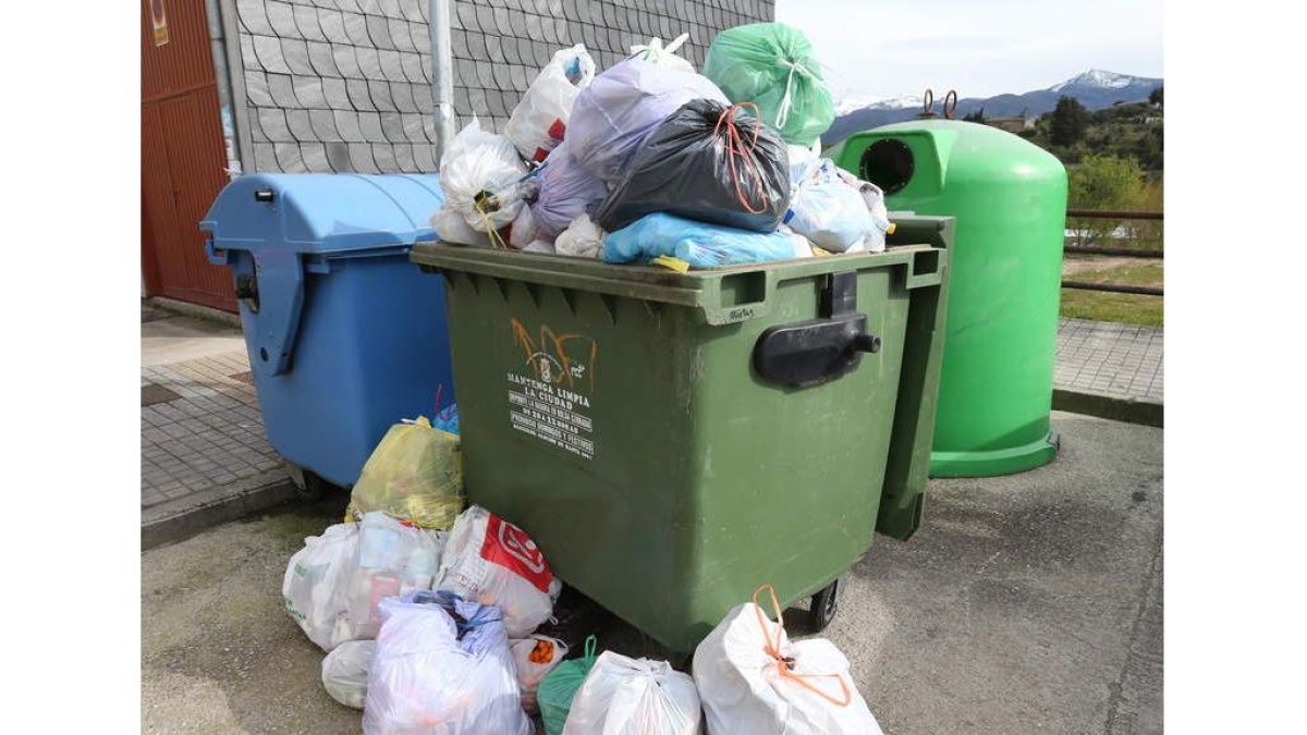 Contenedores de basura, ayer en una calle de Ponferrada. LDM