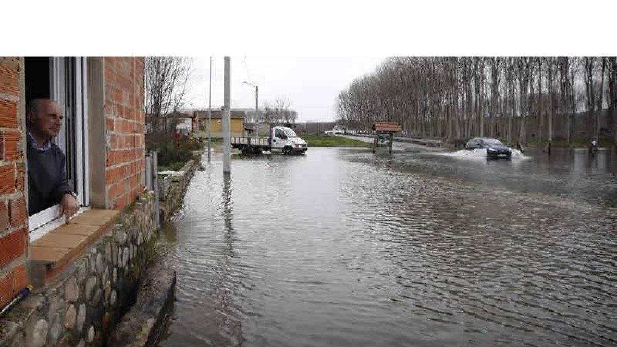 La carretera de Las Omañas aún presentaba ayer una importante lámina de agua en Santiago del Molinillo.