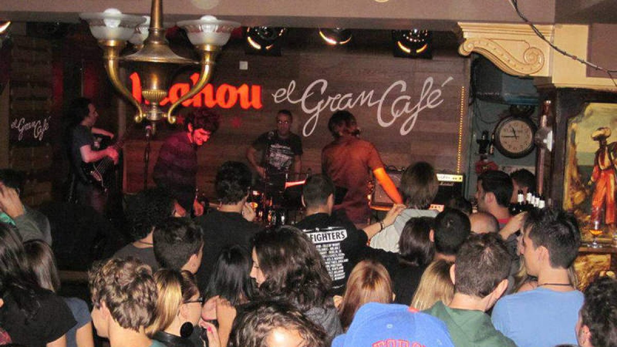 Jóvenes leoneses abarrotan la sala de conciertos del Gran Café de León durante la actuación de un grupo local.