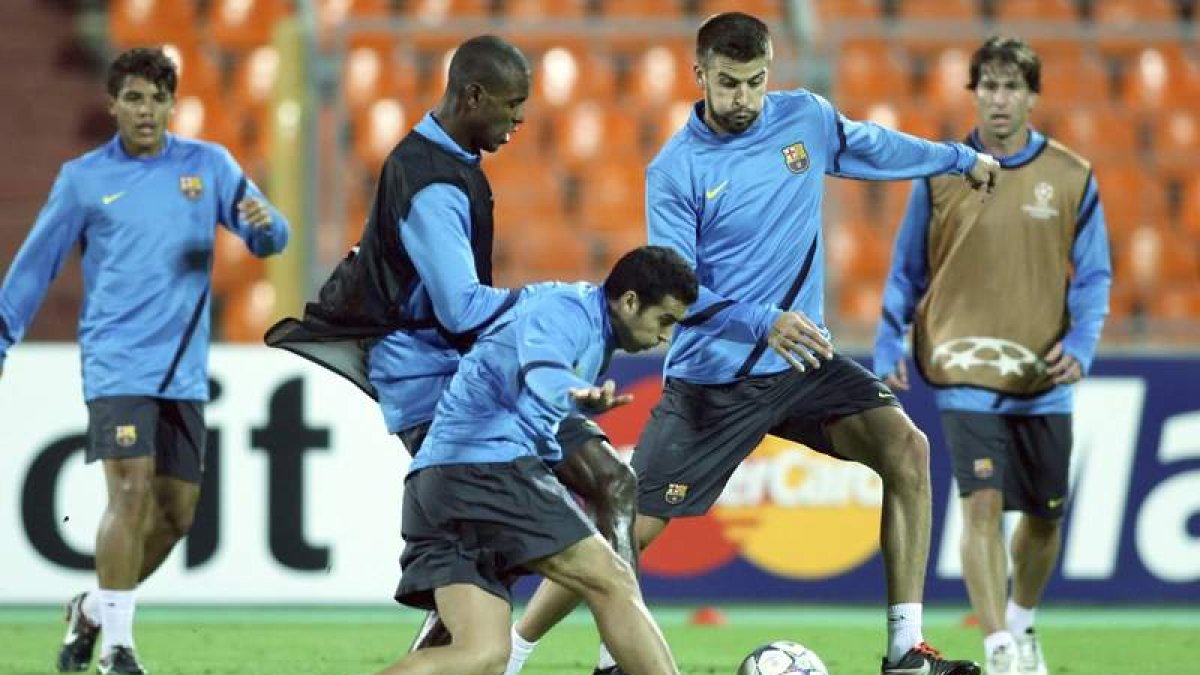 Abidal, Pedro y Gerard Piqué, durante el entrenamiento celebrado en Minsk.