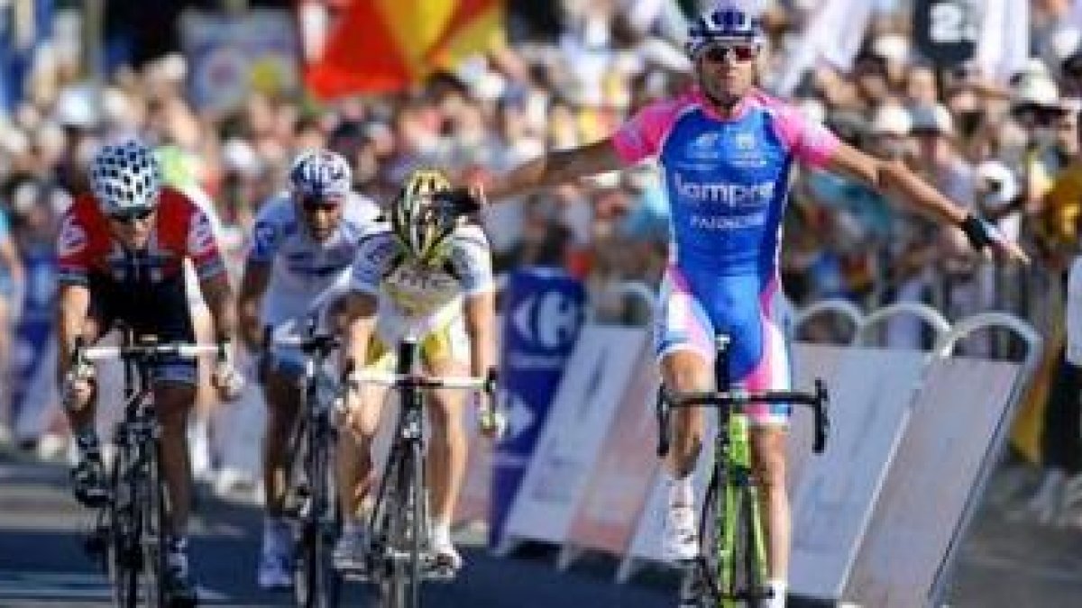 El italiano Alessandro Petacchi alza los brazos tras su victoria en la meta de Bruselas.