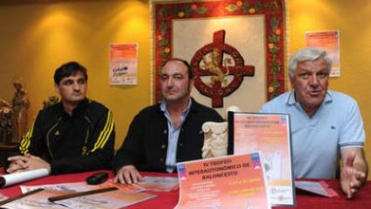 Los responsables del Leonés presentaron ayer el torneo.