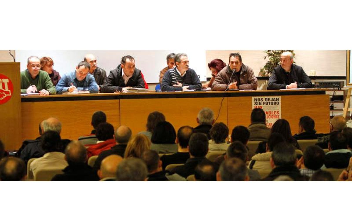 El comité de empresa de Antibióticos frente a la asamblea de trabajadores ayer en la sede de UGT.