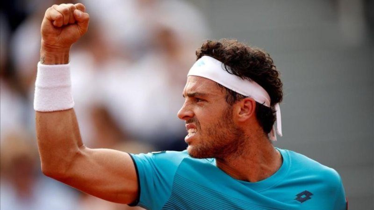 Cecchianato celebra un punto ante Djokovic.