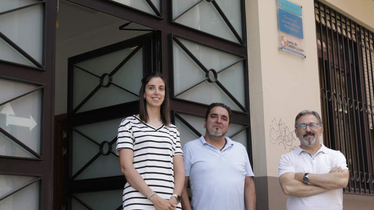 Alba Laso González (Terapeuta ocupacional), Gregorio González Álvarez (Monitor) y Miguel Yugueros Alonso (Psicólogo y Coordinador), faltan en la foto Laura Delgado Gil (Trabajadora Social) y Sagrario Martín García (Monitora).. FERNANDO OTERO
